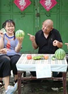 小伙伴们一起玩抽纸条赢西瓜，没想圆圆一把就抽中大奖，真厉害