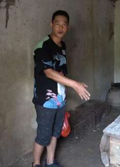 给山脚下老爷爷送鱼，家中居然摆有一口棺材，阿琪进屋直接惊呆了