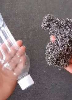 塑料瓶里塞1个钢丝球,放在厨房内家里人都爱用,聪明实用好方法