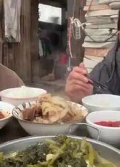 东北农村大哥,大口吃肉喝酒,喝多了瞎说实话,媳妇默默陪伴