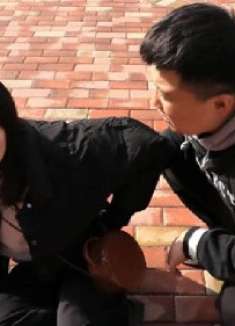 美女被小伙撞倒在地，因为小伙的这句话美女不起来了！结局太搞笑