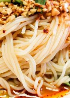 来碗凉面降降温，大厨教你在家制作，酸辣开胃的红油拌面