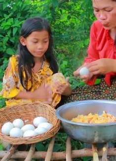 今天野外寻食之旅格外顺利，先是发现野生蘑菇，又找到鸡蛋和竹笋