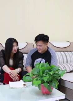 弟弟去家里找嫂子，哥哥回来看见，怒啦