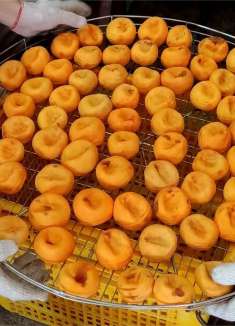 柿子无人收购，大叔听儿子劝，削皮后太阳晒约10天，1天卖2000斤