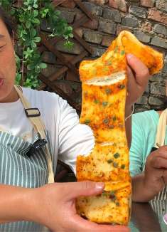 香葱配上辣椒做馅，姐俩今天做农村辣卷子吃，又香又辣真开胃