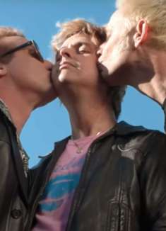 摇滚精神不死！绿日乐队新单致敬双性恋