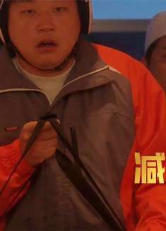 小哥下午送外卖，察觉客户房门虚掩，走近一看吓的赶忙报警！影视