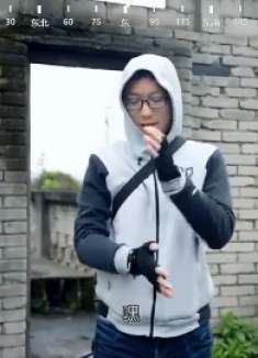 绝地求生真人版:4个美女组队吃鸡遇上钓鱼,竟以多欺少调戏敌人