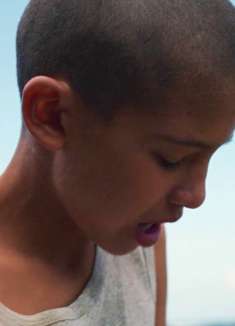 一吨白粉飘到了海岸边，遭到了小镇居民的哄抢