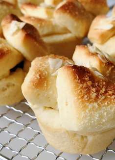 不用揉面不用做造型，这是我做过最简单小面包，浓郁的椰香味