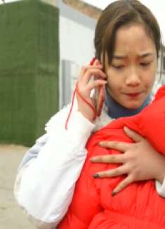 老公打工1年不回家，媳妇抱孩子去找他，进屋后妻子呆住了