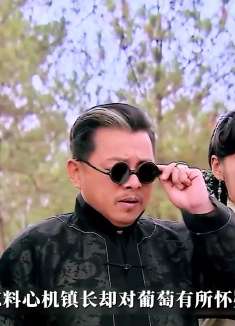 女人偷看公公被枪杀，竟发现公公还留有一口气。