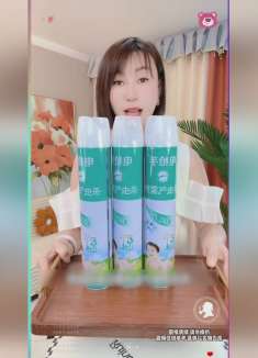 父女失散多年街头再次相遇，却被势利眼的女婿瞧不起