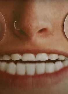 什么鬼？网红女歌手解构五官拍了支 MV