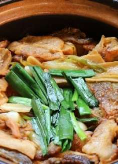 一条草鱼，几块豆腐，再加点五花肉，往砂锅里一放，味道真的很香