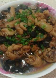 木耳，香菇蒸鸡，鸡肉嫩滑鲜甜，木耳，香菇入味，非常美味