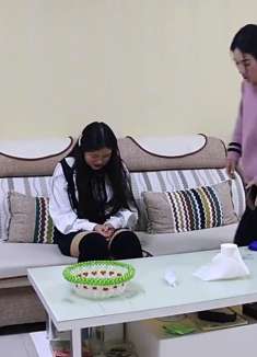 后妈是个狠角色，替女儿教训出轨男，上去就是一巴掌，男友蒙了