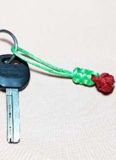 手工编制小挂件，只需两根伞绳就能完成，既漂亮又可爱，厉害了