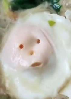 嘴巴一直吐露，是不是感觉到烫了？