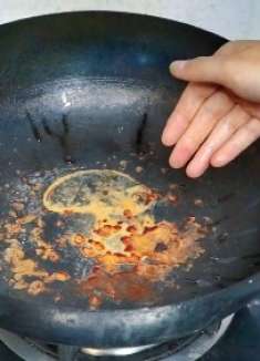 不管铁锅生锈多严重，锅内丢上一把它，用一辈子都不生锈，真厉害