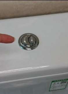 马桶上有2个冲水按钮，多数人都按错了，竟还有这么多按法