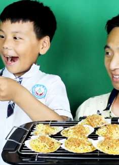 美食分享:爸爸做的蒜蓉方便面扇贝到底是啥味道