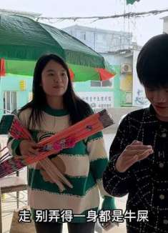 狗振都读初中了，还要玩那些烟花，真是幼稚！