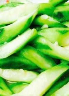 炒丝瓜时,很多人忘了这一步,难怪炒好的丝瓜会变黑