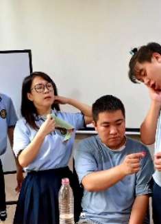 班级提倡“节俭之风”，学霸可以用一瓶盖水洗澡？真逗