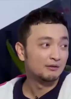 王冠突然有事要离开，只剩孤零零的尼格买提一个人，生意惨淡