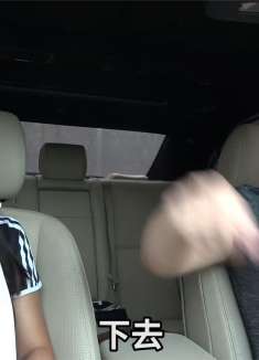 小伙在女朋友睡觉时给她戴马头面具，还找朋友装黑粉气她！