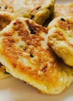 豆渣不要倒掉了，加点它，做成豆渣饼，营养丰富，适合做早餐哦