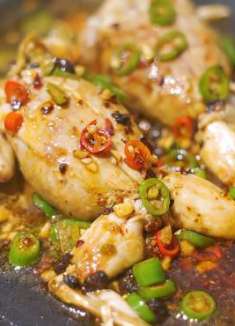 简简单单吃个石板牛蛙包肉,太下饭了