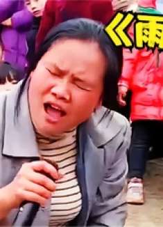 我的天！想不到女乞丐歌手唱《雨花石》才是高手，开口太凄美催泪
