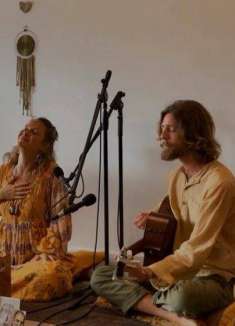 在这个地球上轻轻地行走，在爱中相爱