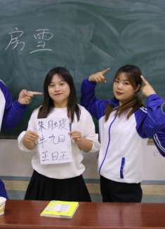 当老师叫错学生名字时，气氛简直不要太尴尬，最后一个叫什么？