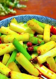 腌蒜苔如何腌制好吃？教你这个做法，1天就能吃，简单好吃放不坏