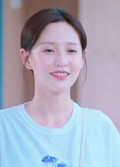 女孩低头玩手机，意外撞到亿万富翁，这下精彩了