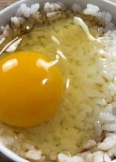 小伙挑战日本生鸡蛋拌饭，是黑暗料理还是人间极品？