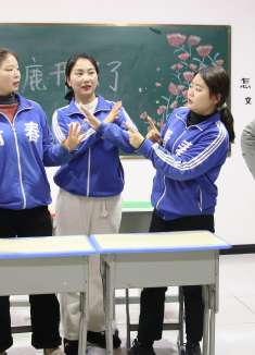 有人在学校吵架，却被电梯外面的值周生发现，到底是谁呢？