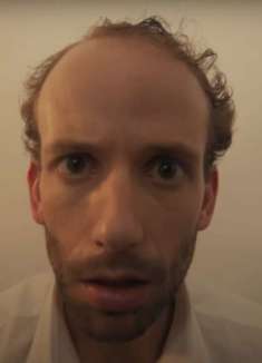 幽默讽刺短片，「秃头」男人的无助挣扎