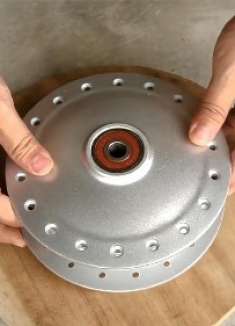 利用木料和车轮毂，制作一个喷漆平台，解决的问题还真不小