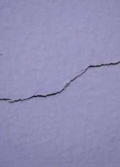 白墙有裂缝不用花钱修，拿不值钱的它擦一下