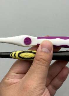 把两根牙刷绑在一起，真是厉害了，解决了好多人的烦恼，回家试试