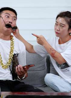 搞笑剧：老公为喝酒用日语打电话，没想媳妇当场识破，结局真逗