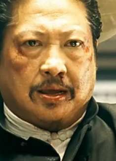 伤痕累累的他，眼神中透着坚毅与不屈