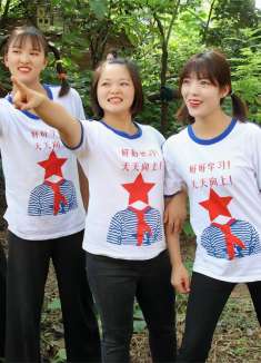 小花被冷落1：大家都去和新朋友玩耍，小花觉得自己受到了冷落！