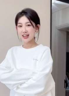 美女为了口吃的，竟然对男子许下这样的承诺