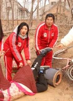 妈带大妞去接姐姐，没想中途妈却掉进了沟里，原因太逗了